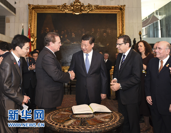 7月16日，國家主席習近平在巴西利亞會見巴西參議長卡列羅斯（前排左二）和眾議長阿爾維斯（前排右二）。 新華社記者 李學仁 攝 