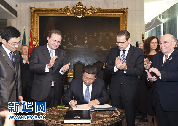 7月16日，國家主席習近平在巴西利亞會見巴西參議長卡列羅斯（前排左二）和眾議長阿爾維斯（前排右二）。這是習近平應邀為參眾兩院題詞。新華社記者 李學仁 攝 