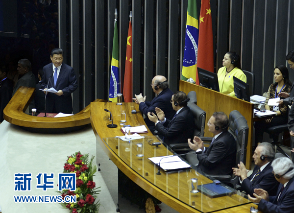 7月16日，國家主席習近平在巴西國會發(fā)表《弘揚傳統(tǒng)友好共譜合作新篇》的演講。 新華社記者 劉建生 攝