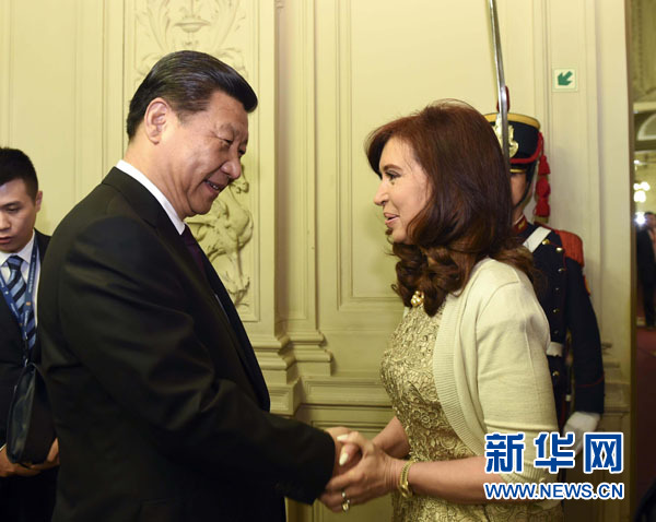 當(dāng)?shù)貢r(shí)間7月18日，國(guó)家主席習(xí)近平在布宜諾斯艾利斯同阿根廷總統(tǒng)克里斯蒂娜舉行會(huì)談。這是會(huì)談開(kāi)始前，克里斯蒂娜在總統(tǒng)府為習(xí)近平舉行隆重歡迎儀式。新華社記者 李學(xué)仁 攝