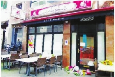 遇難華人餐館前擺滿(mǎn)悼念鮮花