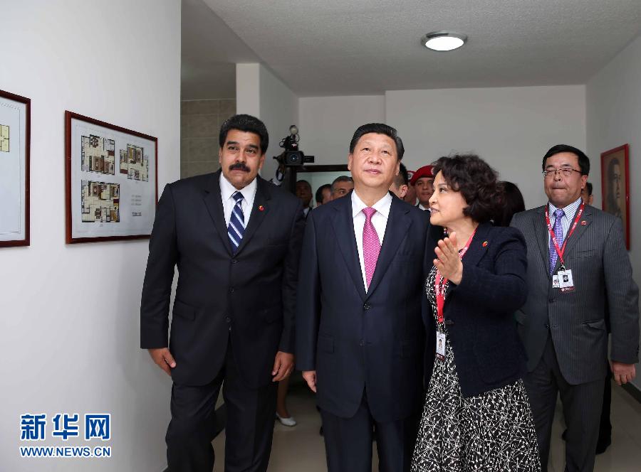 當(dāng)?shù)貢r(shí)間7月21日，國家主席習(xí)近平在委內(nèi)瑞拉總統(tǒng)馬杜羅陪同下在加拉加斯參觀蒂烏娜社會(huì)住房項(xiàng)目。 新華社記者 蘭紅光 攝