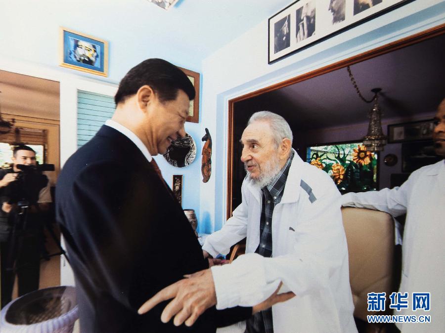 當(dāng)?shù)貢r間7月22日，國家主席習(xí)近平在哈瓦那親切探望古巴革命領(lǐng)袖菲德爾&middot;卡斯特羅。 新華社發(fā)