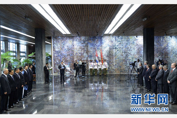 當(dāng)?shù)貢r間7月22日，國家主席習(xí)近平在哈瓦那接受古巴政府授予的&ldquo;何塞&middot;馬蒂&rdquo;勛章。古巴國務(wù)委員會主席兼部長會議主席勞爾&middot;卡斯特羅為習(xí)近平佩戴勛章。新華社記者馬占成攝