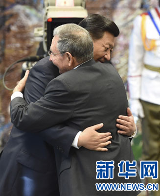 當(dāng)?shù)貢r間7月22日，國家主席習(xí)近平在哈瓦那接受古巴政府授予的&ldquo;何塞&middot;馬蒂&rdquo;勛章。古巴國務(wù)委員會主席兼部長會議主席勞爾&middot;卡斯特羅為習(xí)近平佩戴勛章。新華社記者馬占成攝