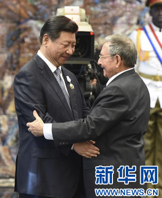 當(dāng)?shù)貢r間7月22日，國家主席習(xí)近平在哈瓦那接受古巴政府授予的&ldquo;何塞&middot;馬蒂&rdquo;勛章。古巴國務(wù)委員會主席兼部長會議主席勞爾&middot;卡斯特羅為習(xí)近平佩戴勛章。新華社記者馬占成攝