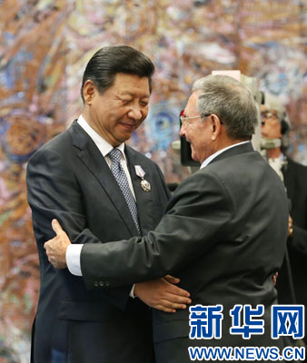 當(dāng)?shù)貢r間7月22日，國家主席習(xí)近平在哈瓦那接受古巴政府授予的&ldquo;何塞&middot;馬蒂&rdquo;勛章。古巴國務(wù)委員會主席兼部長會議主席勞爾&middot;卡斯特羅為習(xí)近平佩戴勛章。新華社記者劉衛(wèi)兵攝