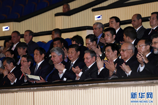      出當?shù)貢r間7月22日，國家主席習近平在哈瓦那與古巴國務委員會主席兼部長會議主席勞爾&middot;卡斯特羅共同觀看中古芭蕾舞聯(lián)合演出。新華社記者李學仁攝 