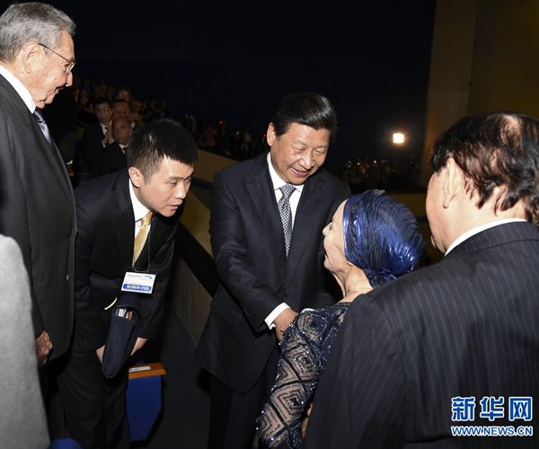     當?shù)貢r間7月22日，國家主席習近平在哈瓦那與古巴國務委員會主席兼部長會議主席勞爾&middot;卡斯特羅共同觀看中古芭蕾舞聯(lián)合演出。新華社記者李學仁攝 