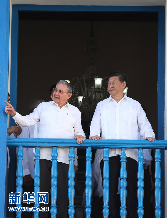 這是習(xí)近平在勞爾陪同下參觀圣地亞哥市政府時(shí)一同走上二層陽(yáng)臺(tái)。1959年1月1日，菲德?tīng)?middot;卡斯特羅就是站在這里宣布古巴革命勝利。新華社記者蘭紅光 攝 