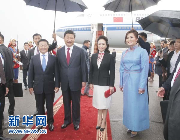 8月21日，國(guó)家主席習(xí)近平抵達(dá)烏蘭巴托，開始對(duì)蒙古國(guó)進(jìn)行國(guó)事訪問(wèn)。習(xí)近平和夫人彭麗媛在機(jī)場(chǎng)受到蒙古國(guó)總理阿勒坦呼亞格夫婦熱情迎接。新華社記者鞠鵬攝 