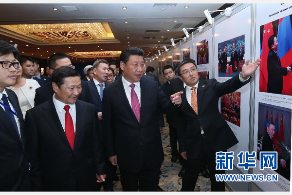 8月22日，國(guó)家主席習(xí)近平在烏蘭巴托與蒙古國(guó)總理阿勒坦呼亞格共同出席中蒙經(jīng)貿(mào)合作回顧展開幕式。 新華社記者 龐興雷 攝 