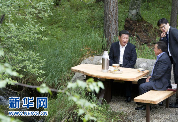 8月22日，國家主席習(xí)近平同蒙古國總統(tǒng)額勒貝格道爾吉在烏蘭巴托市郊的總統(tǒng)官邸再次會晤。這是習(xí)近平同額勒貝格道爾吉會晤后在溪畔飲茶。新華社記者 黃敬文 攝