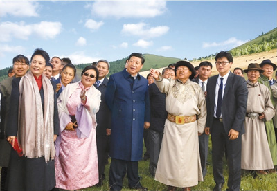 　　八月二十二日，國家主席習(xí)近平在蒙古國總統(tǒng)額勒貝格道爾吉陪同下前往烏蘭巴托市郊觀看那達(dá)慕。這是習(xí)近平和夫人彭麗媛同額勒貝格道爾吉夫婦觀看表演。新華社記者　鞠鵬攝