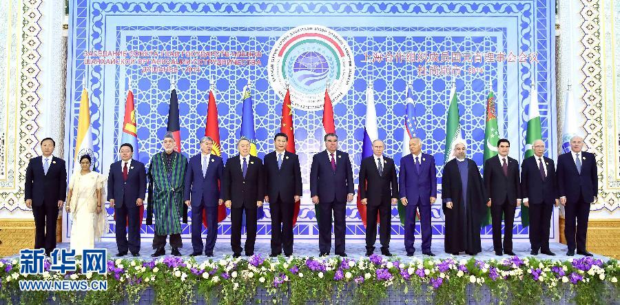 9月12日，上海合作組織成員國元首理事會第十四次會議在塔吉克斯坦首都杜尚別舉行。國家主席習近平出席會議并發(fā)表重要講話。這是與會成員國元首、觀察員國領導人或代表、主席國客人以及有關國際和地區(qū)組織代表集體合影。新華社記者李濤攝 