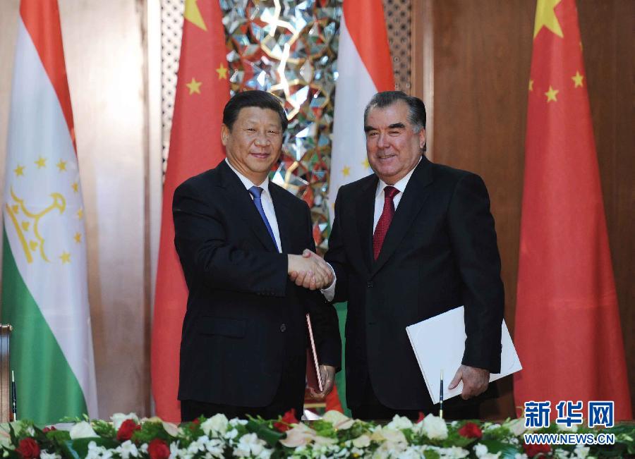 9月13日，國家主席習(xí)近平和塔吉克斯坦總統(tǒng)拉赫蒙在杜尚別共同簽署《中塔關(guān)于進(jìn)一步發(fā)展和深化戰(zhàn)略伙伴關(guān)系的聯(lián)合宣言》。新華社記者謝環(huán)馳攝 