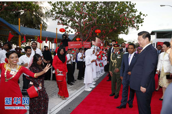 9月14日，國家主席習(xí)近平抵達(dá)馬累，開始對(duì)馬爾代夫進(jìn)行國事訪問。習(xí)近平和夫人彭麗媛在機(jī)場(chǎng)受到馬爾代夫總統(tǒng)亞明夫婦的熱情迎接。 新華社記者 鞠鵬 攝