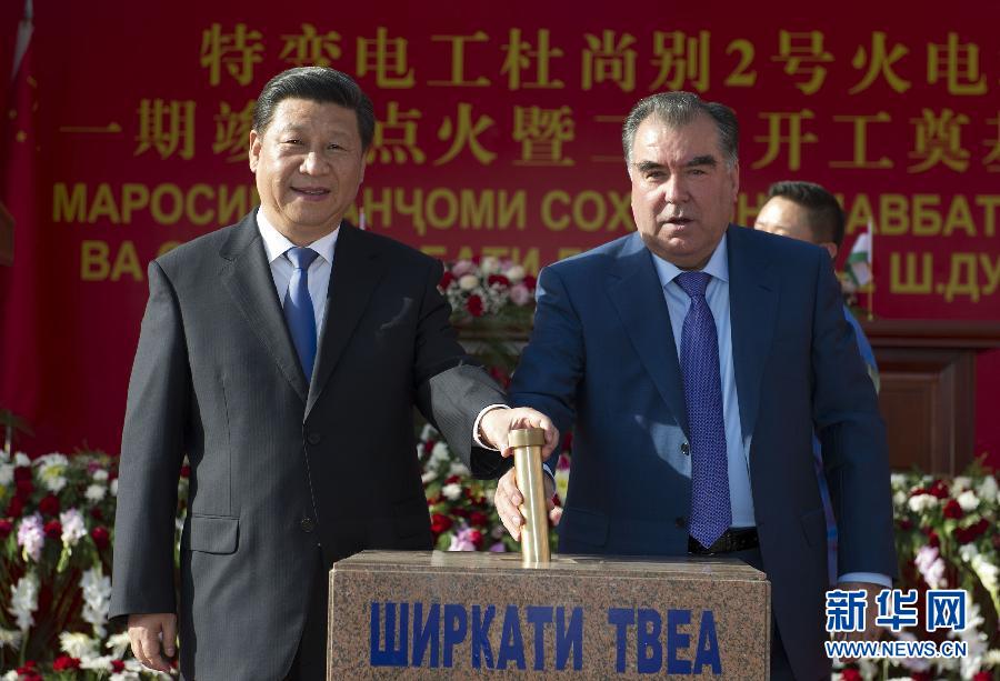 9月13日，國家主席習(xí)近平和塔吉克斯坦總統(tǒng)拉赫蒙在杜尚別共同出席中塔兩國重大合作項目&mdash;&mdash;杜尚別2號熱電廠一期工程竣工儀式、二期工程開工儀式。這是習(xí)近平和拉赫蒙一同將裝有兩國元首簽名二期工程奠基紀念頁的金色金屬管放入水泥墩中。 新華社記者黃敬文攝 