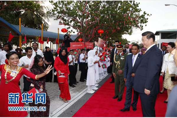  9月14日，國(guó)家主席習(xí)近平抵達(dá)馬累，開(kāi)始對(duì)馬爾代夫進(jìn)行國(guó)事訪問(wèn)。習(xí)近平和夫人彭麗媛在機(jī)場(chǎng)受到馬爾代夫總統(tǒng)亞明夫婦的熱情迎接。新華社記者 鞠鵬 攝 