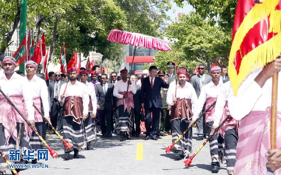 9月15日，國家主席習(xí)近平同馬爾代夫總統(tǒng)亞明在馬累舉行會談。會談前，亞明在共和國廣場為習(xí)近平舉行歡迎儀式。 新華社記者 鞠鵬 攝