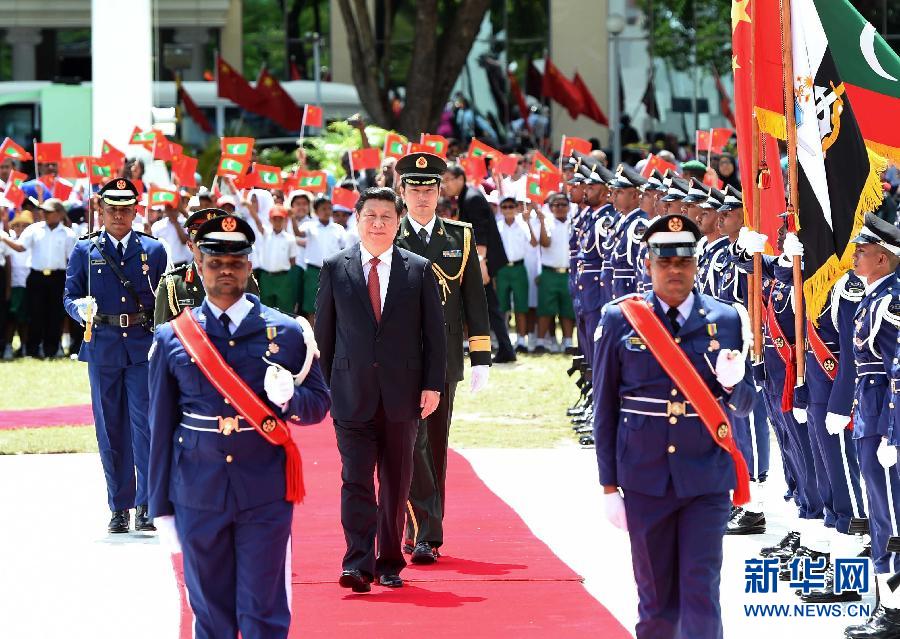 9月15日，國家主席習(xí)近平同馬爾代夫總統(tǒng)亞明在馬累舉行會談。會談前，亞明在共和國廣場為習(xí)近平舉行歡迎儀式。 新華社記者 馬占成 攝 