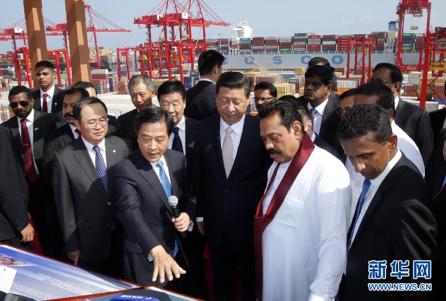 9月17日，國家主席習(xí)近平在斯里蘭卡總統(tǒng)拉賈帕克薩陪同下，考察中斯重要合作項(xiàng)目&mdash;&mdash;科倫坡港南集裝箱碼頭。 新華社記者 鞠鵬 攝