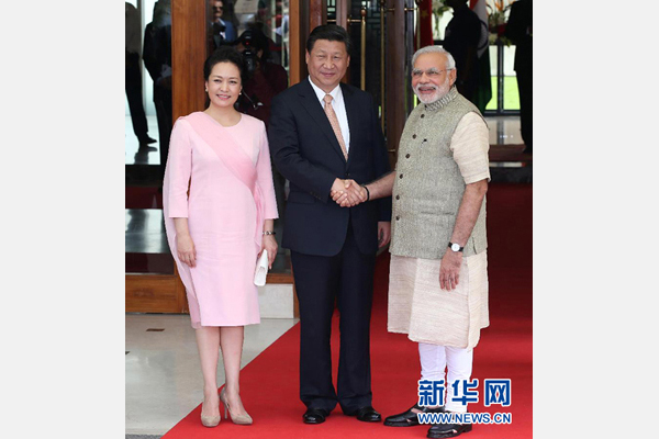 9月17日，國家主席習(xí)近平在古吉拉特邦艾哈邁達(dá)巴德會見印度總理莫迪。這是會見前，莫迪在習(xí)近平下榻的賓館前迎接習(xí)近平和夫人彭麗媛。 新華社記者 龐興雷 攝