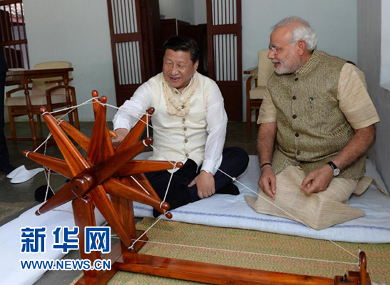 9月17日，國家主席習(xí)近平在印度古吉拉特邦進(jìn)行訪問。印度總理莫迪全程陪同。這是習(xí)近平在參觀甘地故居時(shí)，親自搖動(dòng)甘地曾經(jīng)使用過的紡車。新華社記者 馬占成 攝