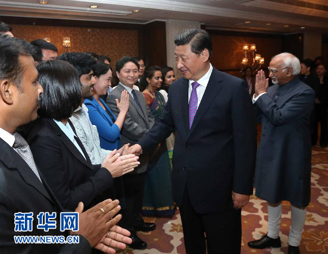 9月18日，國(guó)家主席習(xí)近平在印度世界事務(wù)委員會(huì)發(fā)表題為《攜手追尋民族復(fù)興之夢(mèng)》的重要演講。演講結(jié)束后，習(xí)近平接見中印兩國(guó)青年代表。新華社記者 龐興雷 攝