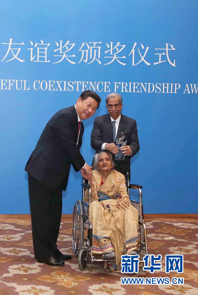 9月19日，國家主席習(xí)近平在新德里會(huì)見印度友好人士、友好團(tuán)體代表，并頒發(fā)和平共處五項(xiàng)原則友誼獎(jiǎng)，表彰他們長期致力于中印友好事業(yè)。新華社記者龐興雷攝 