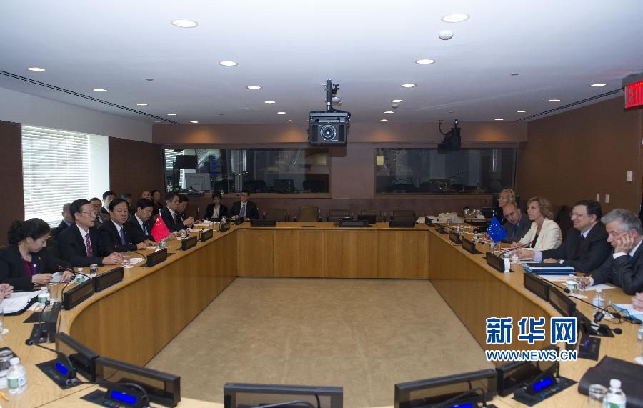  9月23日，正在紐約出席聯(lián)合國(guó)氣候峰會(huì)的國(guó)家主席習(xí)近平特使、國(guó)務(wù)院副總理張高麗在紐約聯(lián)合國(guó)總部會(huì)見(jiàn)歐盟委員會(huì)主席巴羅佐。新華社記者 王曄 攝 