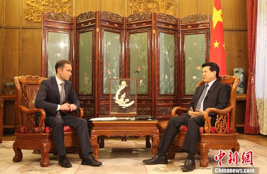 駐俄大使就李克強(qiáng)總理訪(fǎng)俄接受中俄媒體聯(lián)合采訪(fǎng)