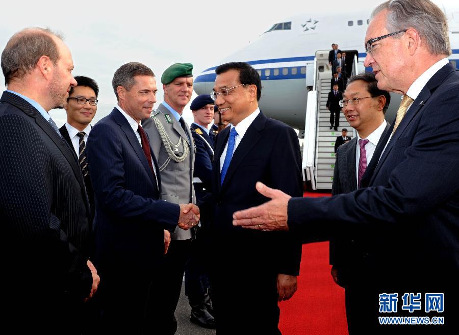 10月9日，國務(wù)院總理李克強(qiáng)抵達(dá)柏林開始對德國進(jìn)行正式訪問。德國政府高級官員到機(jī)場迎接。 新華社記者 饒愛民 攝