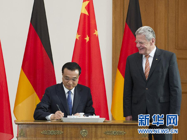 10月10日，國務院總理李克強在柏林會見德國總統(tǒng)高克。這是李克強總理在高克總統(tǒng)的陪同下在貴賓簿上簽字。 新華社記者 王曄 攝 