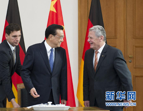 10月10日，國務院總理李克強在柏林會見德國總統(tǒng)高克。這是李克強總理與高克總統(tǒng)親切交談。 新華社記者 王曄 攝 