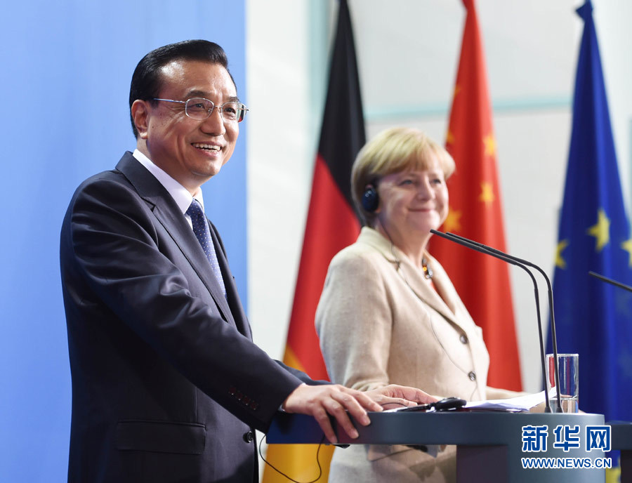 10月10日，國務(wù)院總理李克強在柏林與德國總理默克爾圓滿結(jié)束第三輪中德政府磋商后共同會見記者。 新華社記者 李學(xué)仁 攝 