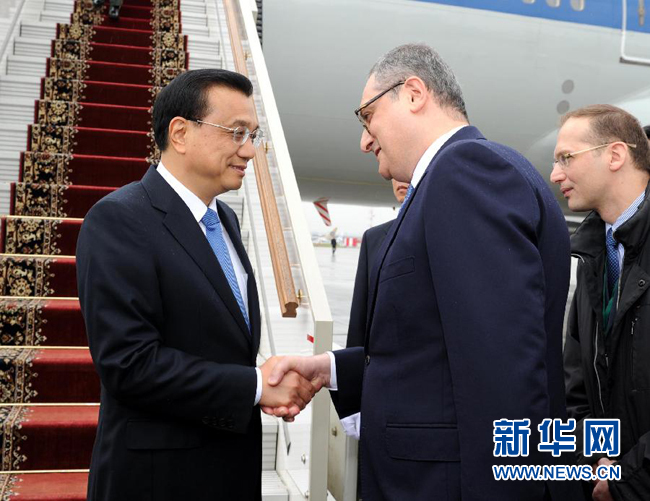 10月12日，中國(guó)國(guó)務(wù)院總理李克強(qiáng)乘專機(jī)抵達(dá)莫斯科，開(kāi)始對(duì)俄羅斯進(jìn)行正式訪問(wèn)并舉行中俄總理第十九次定期會(huì)晤。俄羅斯聯(lián)邦政府高級(jí)官員到機(jī)場(chǎng)迎接李克強(qiáng)總理。新華社記者 饒愛(ài)民 攝