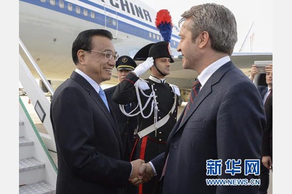 10月14日，國務(wù)院總理李克強乘專機抵達羅馬，開始對意大利進行正式訪問，意大利政府高級官員到機場迎接。 新華社記者李學(xué)仁攝