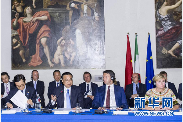 10月14日，中國國務院總理李克強在羅馬巴爾貝里尼宮與意大利總理倫齊共同會見中意企業(yè)家委員會委員及企業(yè)家代表并致辭。 新華社記者 王曄攝 