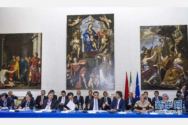 10月14日，中國國務院總理李克強在羅馬巴爾貝里尼宮與意大利總理倫齊共同會見中意企業(yè)家委員會委員及企業(yè)家代表并致辭。 新華社記者 王曄攝 