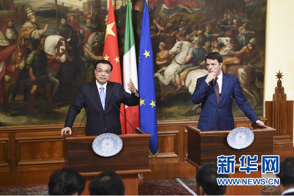 10月14日，國務(wù)院總理李克強在羅馬與意大利總理倫齊舉行會談后共同會見記者。 新華社記者 李學(xué)仁 攝