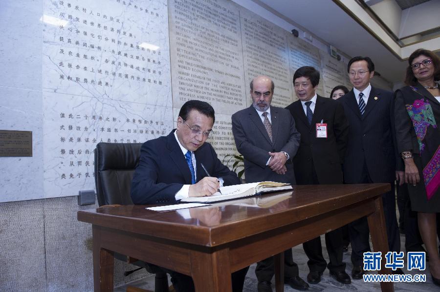 10月15日，中國(guó)國(guó)務(wù)院總理李克強(qiáng)在羅馬會(huì)見聯(lián)合國(guó)糧農(nóng)組織總干事格拉齊亞諾。這是李克強(qiáng)抵達(dá)后在貴賓簿上簽字。 新華社記者 王曄 攝