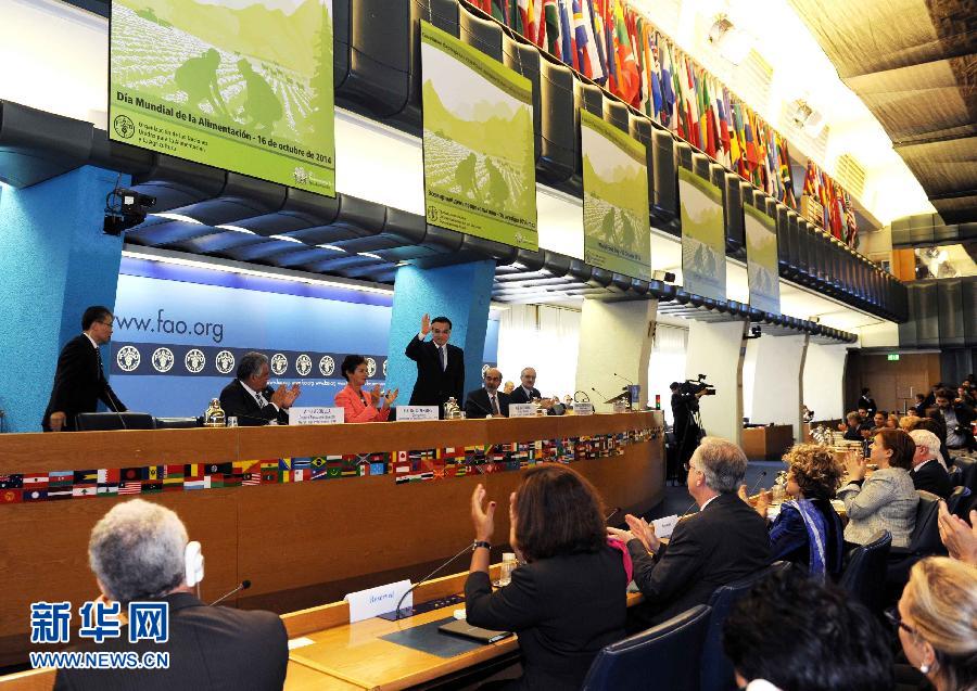 10月15日，中國國務院總理李克強在格拉齊亞諾總干事的陪同下在位于羅馬的聯(lián)合國糧農組織總部發(fā)表演講。 新華社記者 饒愛民 攝 