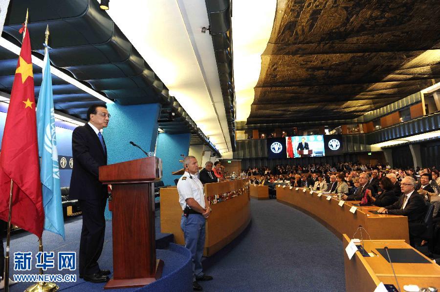 10月15日，中國國務院總理李克強在格拉齊亞諾總干事的陪同下在位于羅馬的聯(lián)合國糧農組織總部發(fā)表演講。 新華社記者 饒愛民 攝 