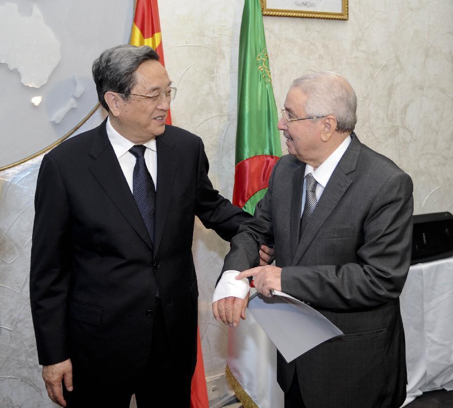 11月1日，正在阿爾及利亞進行正式友好訪問的全國政協(xié)主席俞正聲在阿爾及爾與阿民族院議長本&middot;薩拉赫舉行會談。這是俞正聲親切詢問本&middot;薩拉赫的手傷情況。新華社記者 張鐸 攝 