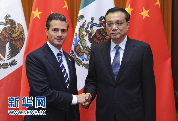 11月11日，國(guó)務(wù)院總理李克強(qiáng)在北京人民大會(huì)堂會(huì)見(jiàn)來(lái)華進(jìn)行國(guó)事訪問(wèn)并出席亞太經(jīng)合組織第二十二次領(lǐng)導(dǎo)人非正式會(huì)議的墨西哥總統(tǒng)培尼亞。新華社記者張鐸 攝 