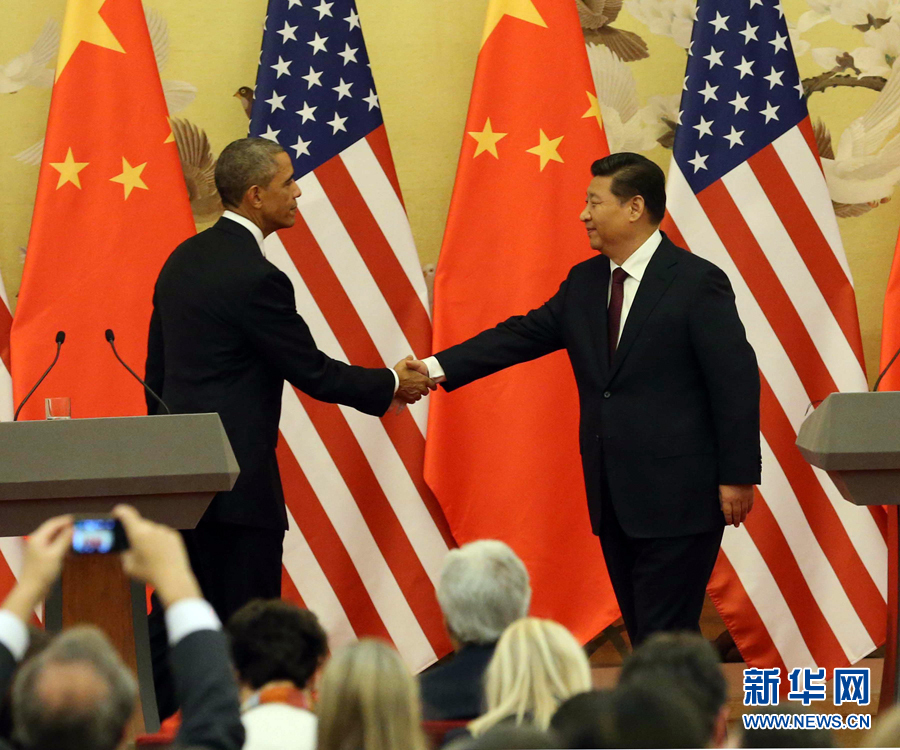 11月12日，國(guó)家主席習(xí)近平在北京人民大會(huì)堂與來訪的美國(guó)總統(tǒng)奧巴馬舉行會(huì)談后，共同會(huì)見記者。 新華社記者 劉衛(wèi)兵 攝