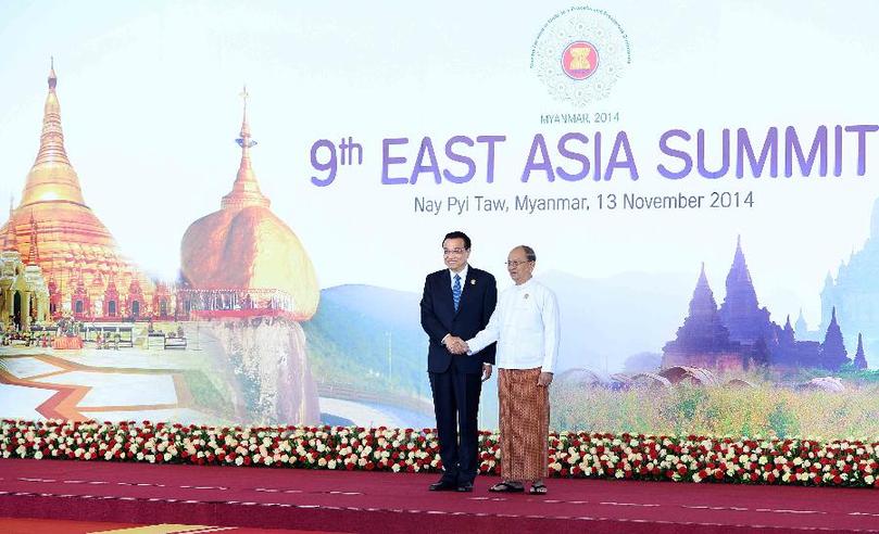 11月13日，中國國務院總理李克強在內(nèi)比都出席第九屆東亞峰會并發(fā)言。這是峰會開始前，東盟輪值主席國緬甸聯(lián)邦共和國總統(tǒng)吳登盛迎接李克強總理。新華社記者 李濤 攝 