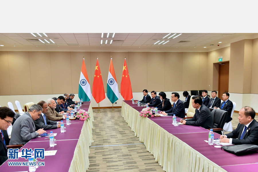 11月13日，中國國務(wù)院總理李克強(qiáng)在緬甸內(nèi)比都會見印度總理莫迪。 新華社記者 李濤 攝