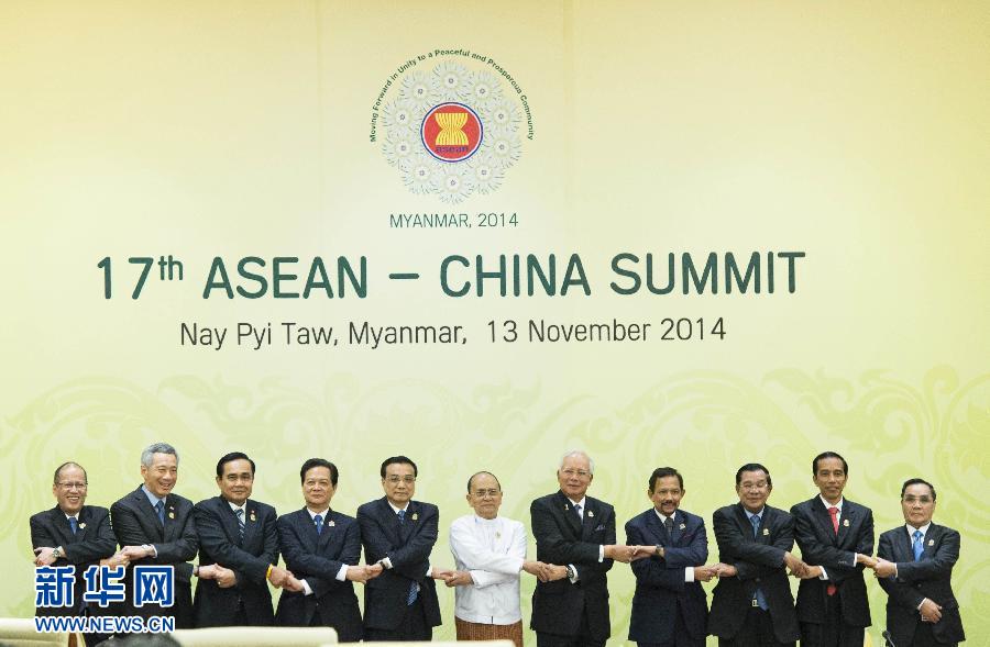11月13日，中國(guó)國(guó)務(wù)院總理李克強(qiáng)在緬甸內(nèi)比都出席第17次中國(guó)－東盟（10+1）領(lǐng)導(dǎo)人會(huì)議。 新華社記者 王曄 攝